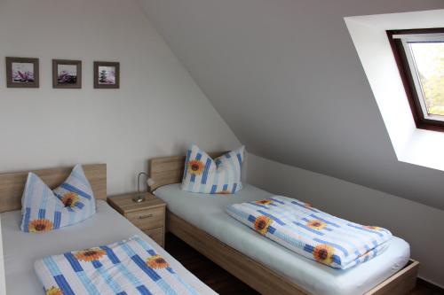 Habitación con 2 camas individuales en una habitación en Pension Dräger, en Mühl Rosin