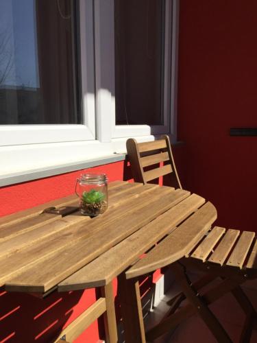 - une table de pique-nique en bois avec un bol en verre dans l'établissement Stan na dan Gradiška/Bos. Gradiška, à Gradiška