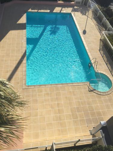 d'une vue sur la piscine. dans l'établissement Vue imprenable avec piscine à Sète, à Sète
