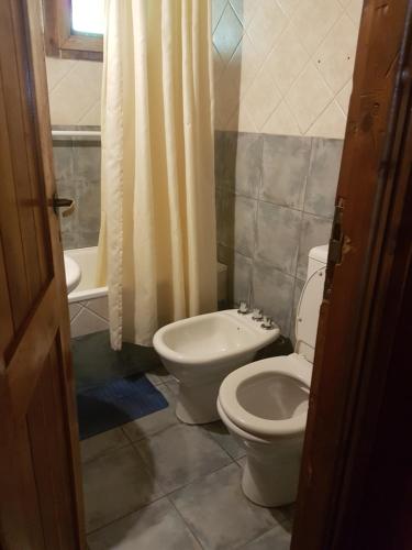 y baño con aseo, lavabo y bañera. en Cabañas Las Maras en Villa La Angostura