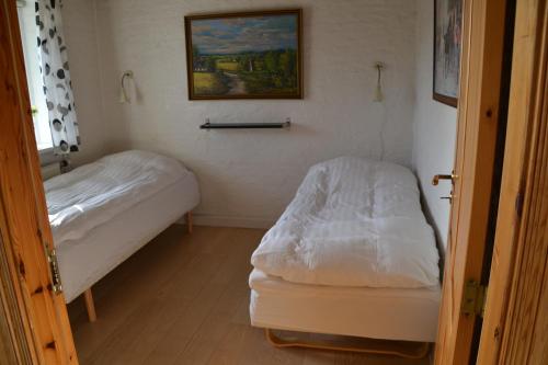 Habitación pequeña con 2 camas y ventana en Markvænget 5 en Sønder Felding