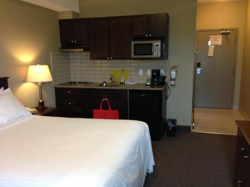 Dapur atau dapur kecil di Radisson Hotel Fort St John