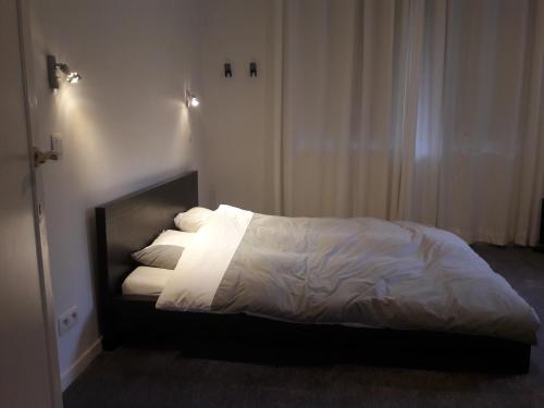 Кровать или кровати в номере Un grand jardin en ville. Chez Guy