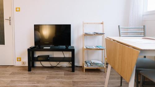 Appartement cosy entièrement rénovéにあるテレビまたはエンターテインメントセンター