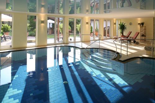 ein großer Pool in einem Gebäude in der Unterkunft Landhotel Teuteberg in Bad Arolsen