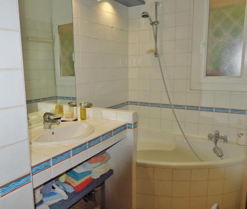 a bathroom with a sink and a shower at Magnifique appartement Cassis in Cassis