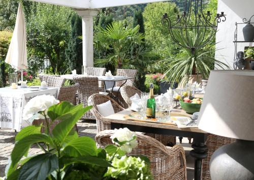an outdoor table and chairs with wine bottles on it at Wein und Landhaus Kallfels in Kröv