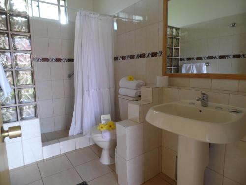 A bathroom at Hotel Manutara