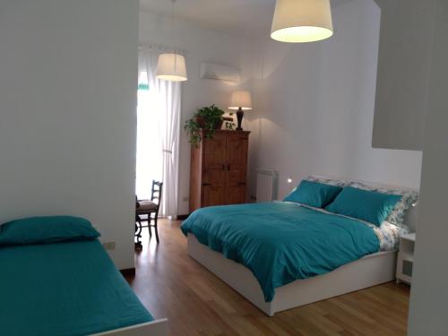 Un dormitorio con una cama con sábanas azules. en Villino Italia, en Nápoles