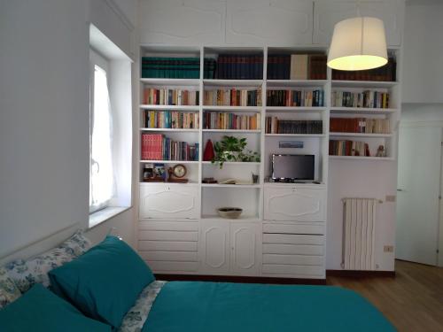 una sala de estar con una estantería con libros en Villino Italia, en Nápoles