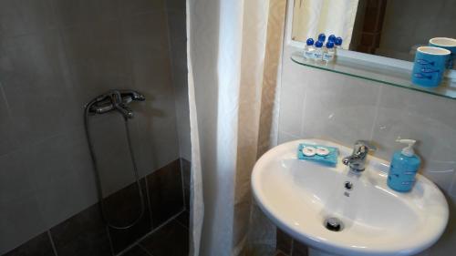 a bathroom with a sink and a shower at Garden maisonnette 2-bedrooms sleeps 6 adults 200m from sandy beach in Asprovalta