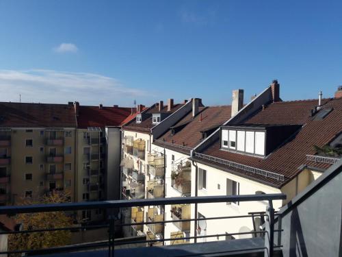 uma vista a partir da varanda de uma cidade com edifícios em Fair Messe Rooftop Loft in Nürnberg em Nurembergue