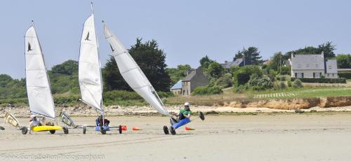 a group of people on the beach with sailboats at L'écurie Kerdoel in Cléder