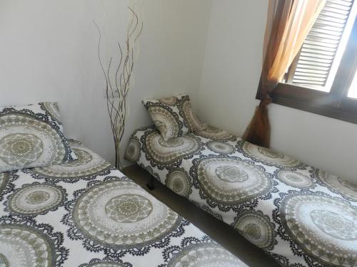 dos camas sentadas una al lado de la otra en un dormitorio en Apartment Bellavista 36 Cabo Roig, en Cabo Roig