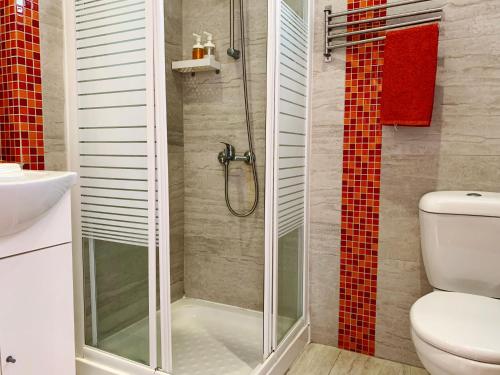 Bilik mandi di Rainbow Apartments