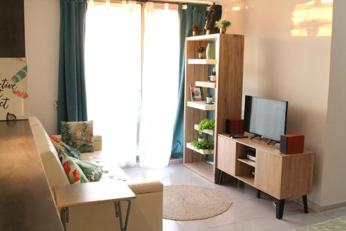 sala de estar con TV en un soporte de madera en playa paraiso en Parque Surire, en Arica