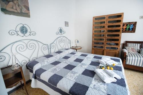 um quarto com uma cama xadrez em preto e branco em Casa Marella em Portovenere