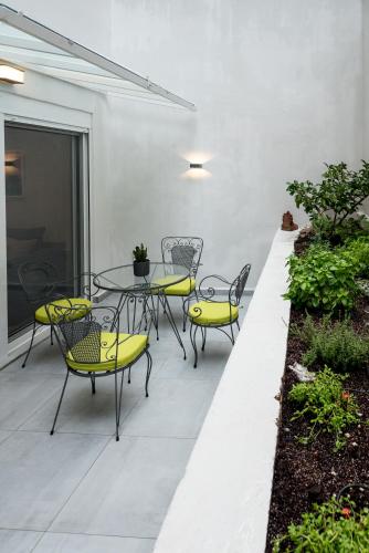 Central Cozy Studio with a Secret Garden