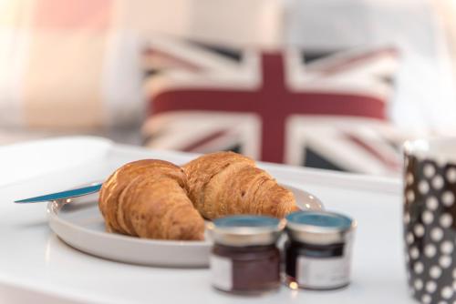 a plate of pastries on a table with an american flag at Y Gorsaf in Llanfairpwllgwyngyll