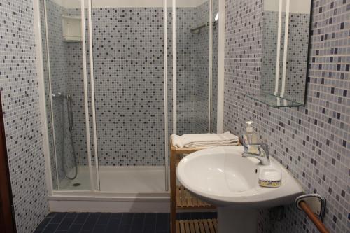 a bathroom with a sink and a shower at Pátio Mateus in Areia Branca