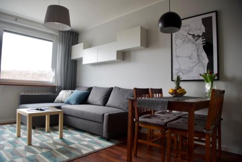 un soggiorno con divano e tavolo di Apartament Gdynia Open a Gdynia
