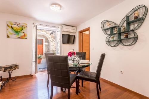 a dining room with a table and chairs at Apartments and Rooms Villa Erede in Split