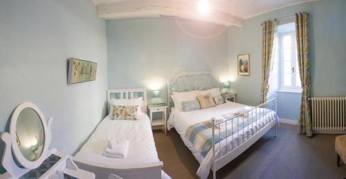 MontolieuにあるMaison de Mallastの小さなベッドルーム(ベッド1台、鏡付)