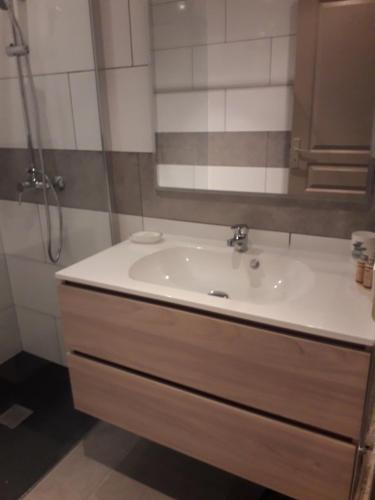 une salle de bain avec un lavabo blanc et une douche dans l'établissement 10 Casa scaledda 3 étoiles, à Porto-Vecchio