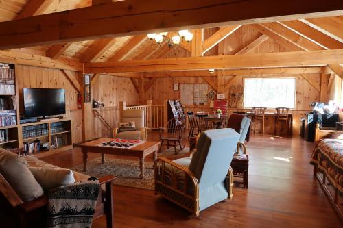 sala de estar con sofá y mesa en Robert Frost Mountain Cabins, en Middlebury