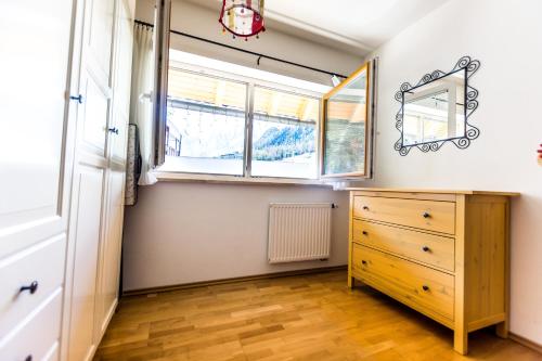um quarto com uma cómoda e uma janela em Apartment Katarina Kranjska Gora em Kranjska Gora