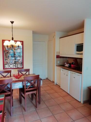 a kitchen and dining room with a table and chairs at Appartement Le parc d Arradoy in Saint-Jean-Pied-de-Port