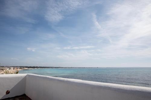 a view of the ocean from a white wall at Villa Layla on the beach in Torre Lapillo
