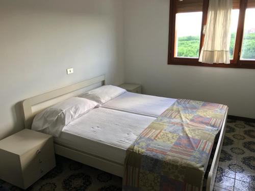 a bedroom with a bed and a window at ARISTON - WALTERIGATO Apartments SOLO PER FAMIGLIE in Lido di Jesolo
