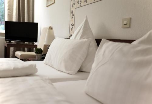 Postel nebo postele na pokoji v ubytování Hotel Zur Burg Sternberg