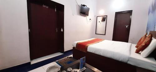 Katil atau katil-katil dalam bilik di Luxmi Hotel