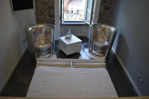 two chairs and a table in a room with a window at Silver Flat in Vernazza