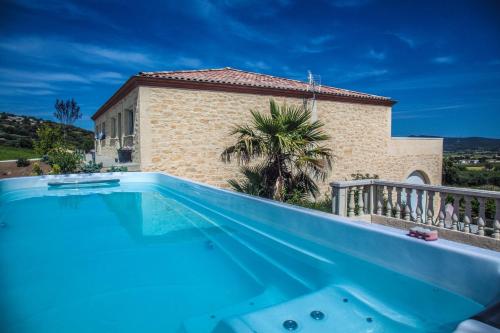 une villa avec piscine et une maison dans l'établissement Château de Valloubière, à Saint-Jean-de-Fos