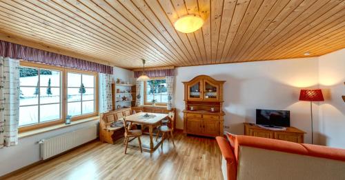 Μια τηλεόραση ή/και κέντρο ψυχαγωγίας στο Apartment Almhaus Innerkrems