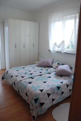 Ένα ή περισσότερα κρεβάτια σε δωμάτιο στο Apartmani Radin