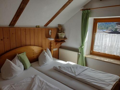 Кровать или кровати в номере Landgasthof Kirchmayer