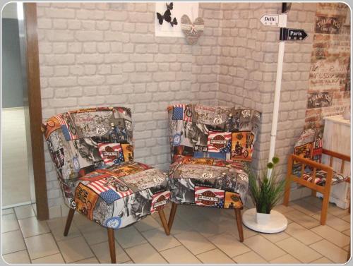 two chairs sitting next to each other in a room at Ferienwohnung Schäfer in Anschau