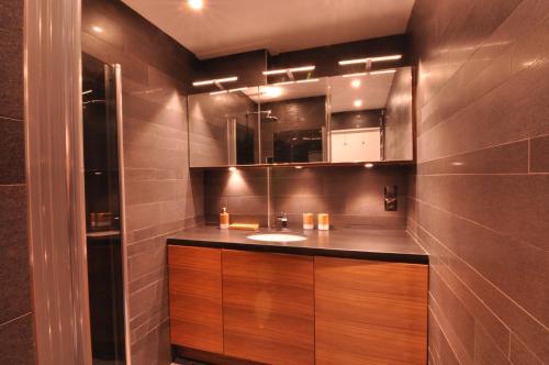 La salle de bains est pourvue d'un lavabo et d'un miroir. dans l'établissement Gorgeous one-bedroom apartment with terrace and sea view -StayInAntibes- Bijou Plage, à Antibes