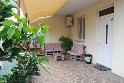 Κήπος έξω από το Apartmani Radin