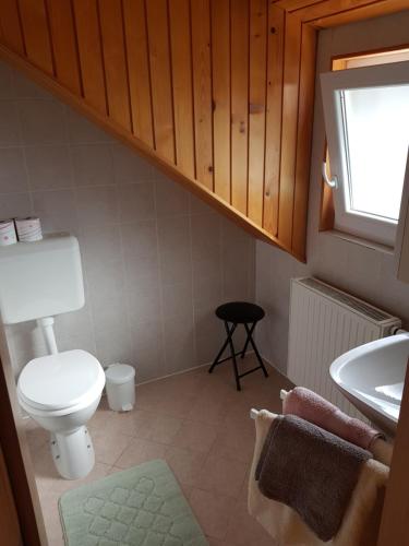 Un baño de Apartma Take It Easy