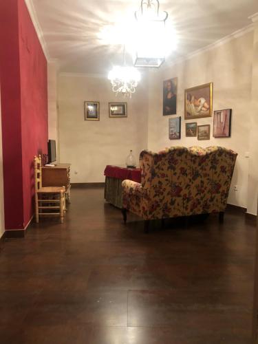 a living room with a couch and a table at Apartamento en Pleno Centro De Marchena 3 dormitorios 3 baños privados in Marchena