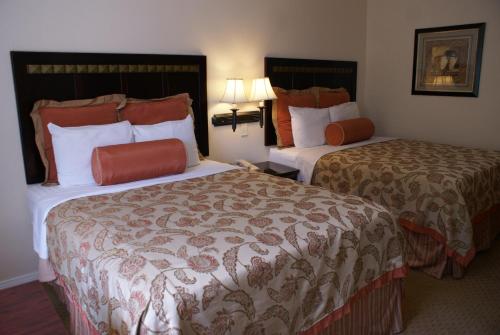 um quarto de hotel com duas camas e duas lâmpadas em Harborview Inn & Suites-Convention Center-Airport-Gaslamp-Seaworld-Zoo-Balboa Park em San Diego