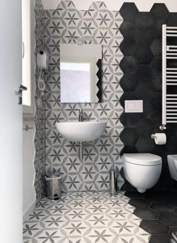 a bathroom with a sink and a mirror at Ai Tre Mercati in Palermo