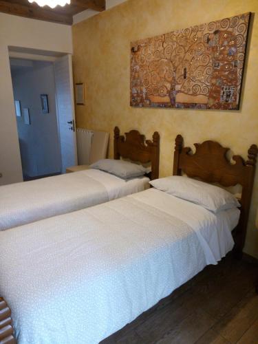 two beds sitting next to each other in a bedroom at Platea Oche in Sutri