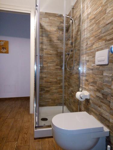 a bathroom with a shower and a blue toilet at Platea Oche in Sutri