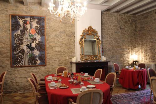 Un restaurante o sitio para comer en Carcas Hôtes Guest House